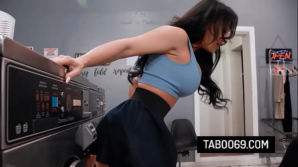 Riskanter hinterhältiger öffentlicher Sturz – Jennifer White