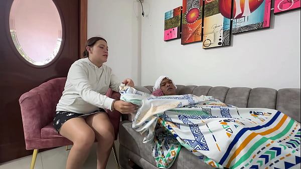 A mi enanito lo encuentro enfermo, decido darle un almíbar para que se mejore, pero mezclo el empaque y termino dándole un afrodisíaco que le pone la polla muy dura y me termina follando fuerte.