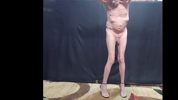 Bottom occupato a vedere attraverso le mutandine G-String e divertirsi molto nudo