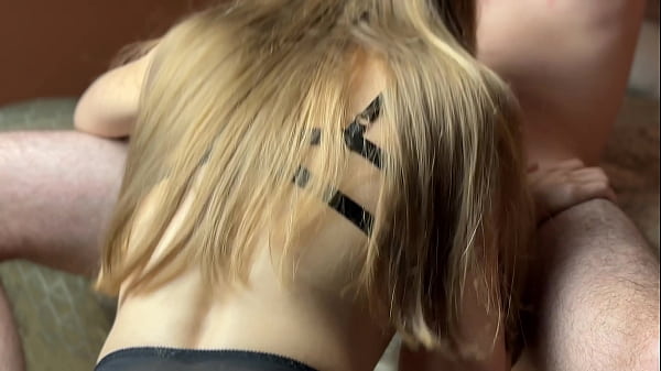 Une beauté séduisante aux petits seins fait habilement une pipe à son petit ami