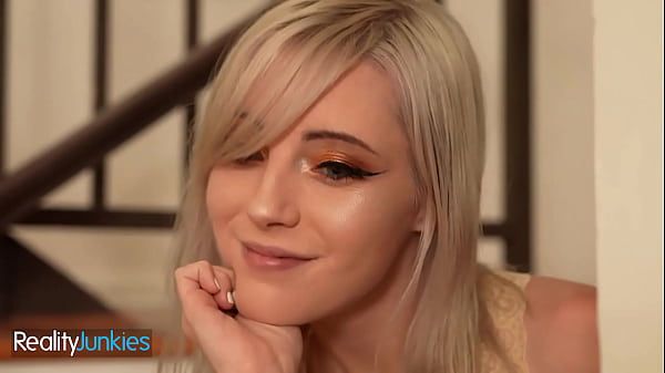 REALITYJUNKIES - Charmante Stiefschwester neckt ihren Stiefbruder, bis er steinhart und bereit zum Ficken ist