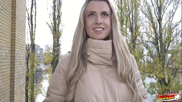 SCOUT TEDESCO - La magra ragazza dell'ufficio Adriana Sweetblonde viene rimorchiata per un casting a Berlino