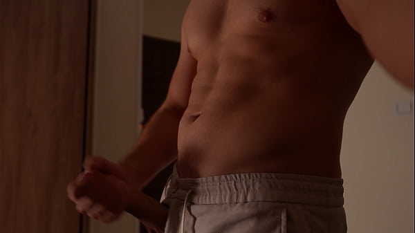 Un ragazzo in forma si masturba senza nemmeno togliersi i pantaloncini