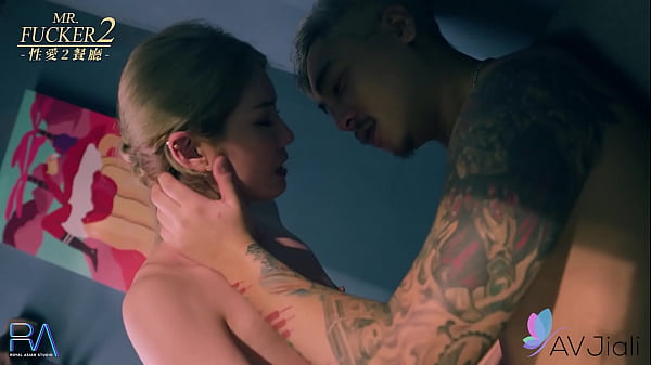 La zorra china Li Zhiyan folla con el camarero en el bar.