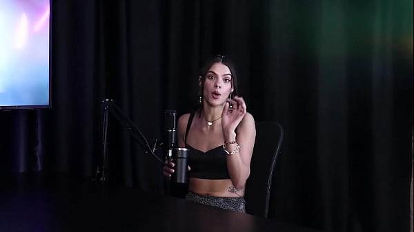 O físico não importa, ela prefere homem inteligente, e se transar com um malvado, gosta de bater siririca, e com squirt... - Debora Andrade (SHEER/RED)