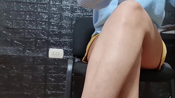 Schöner Teenie vergnügt sich sexy