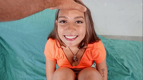 Una teenager sexy si esibisce