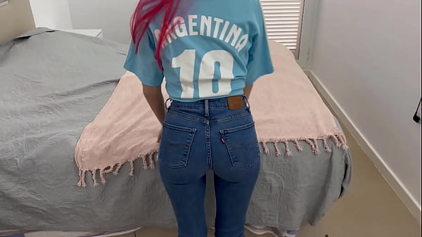 Minha vizinha da Argentina me liga para gravá-la se masturbando, vou na casa dela e ela está com um jeans justo bem provocante