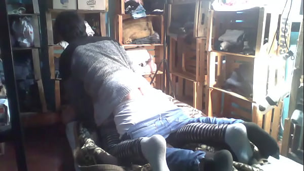 Ponemos más luces para que esta vez se vea mejor y follamos a lo perrito