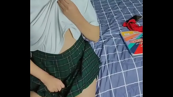 Die Studentin schickt mir dieses Video, in dem sie ihre köstliche Muschi masturbiert, damit ich ihr bei ihren Noten helfen kann