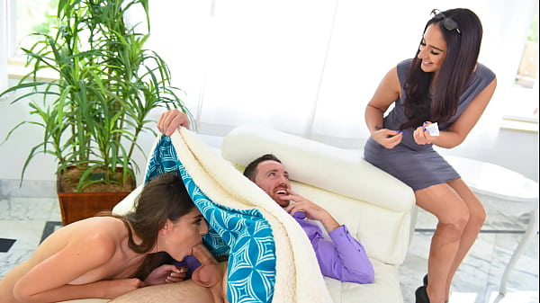 Hijastra comienza a darle una mamada a su padrastro para aliviar las picaduras de insectos - Famlust