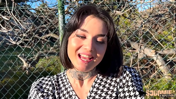 Crystal, bruna dai capelli scuri che adora il sesso anale