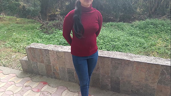 La petite amie du village indien desi était en plein air et baise avec son petit ami en audio hindi clair