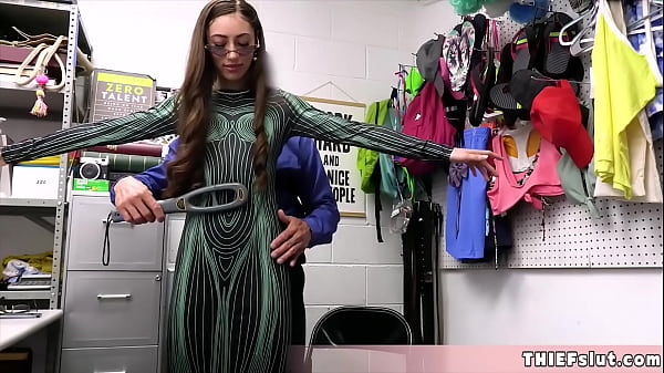 Garota geek de cosplay pega roubando e o policial do shopping tendo uma sessão de foda punis muito divertida com ela