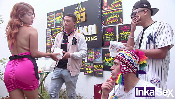 Sensuelle jeune fille s'exhibe