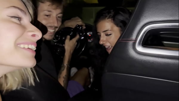 Mientras volvíamos a casa del cine en el coche con amigos, comencé a chuparle la polla al chico que estaba sentado atrás conmigo.