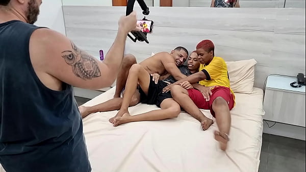 Pose impertinenti della ragazza