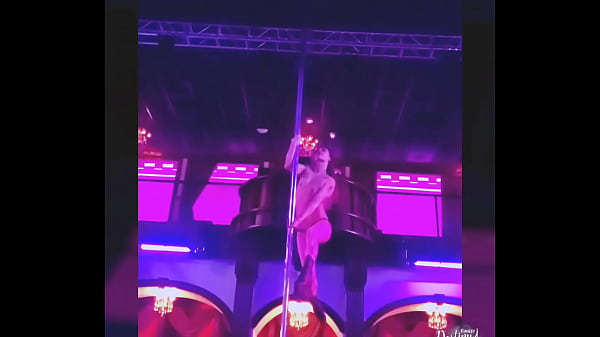 डेस्टिनी मॅई - उस विशाल ओवल ऑफिस स्ट्रिपर पोल पर अधिक से अधिक काम करना