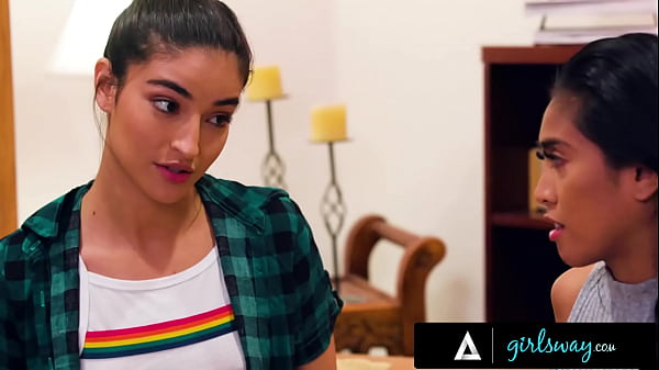 GIRLSWAY - Die College-Freundinnen Emily Willis und Ember Snow ficken hart, um ihren Fluch vor dem Abschluss zu brechen