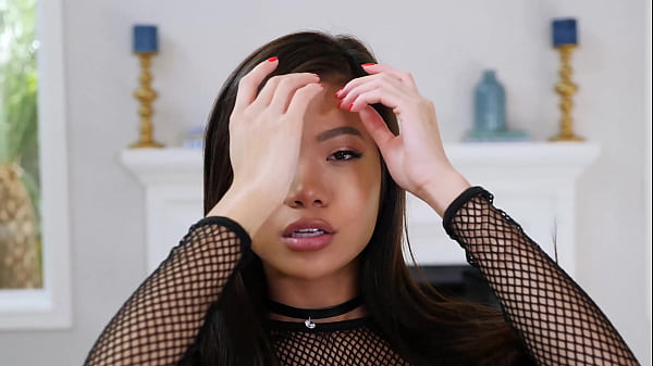 当我像滑滑梯一样骑着他的鸡巴时，我湿透了