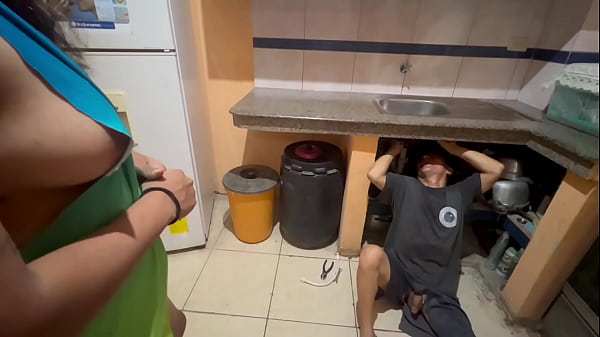 Fontanero vergonzoso ajusta la vagina de puta vecina caliente mientras ella pide más