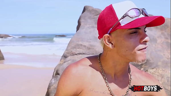 Mega orgia di giovani sulla spiaggia!