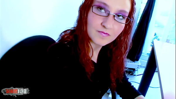 Die junge Rothaarige Lola Bella spielt Anallehrerin im Klassenzimmer