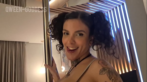 Sexy sexy Teen performs