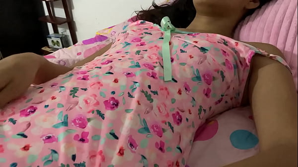 Sorprendo a mi compañera de cuarto masturbándose, me deja grabarlo. Vídeo casero real