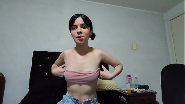 劳拉潜入她丈夫最好的朋友的体内，他在她美味的粉红色阴道中注入了精液。