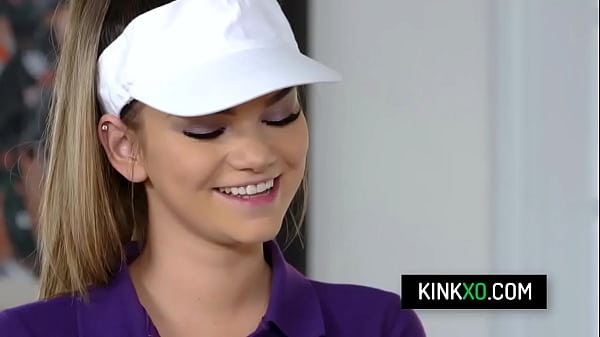 Un entraîneur de tennis baise deux belles demi-soeurs adolescentes, Athena Faris et Allie Nicole.