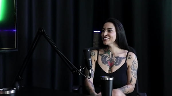 Sie macht sich über fast alle Kunden lustig, macht aber nicht viel Siririca, und je nach Schwanz ist ihre Lieblingsposition ... - Lexi Mallet (SHEER/RED)