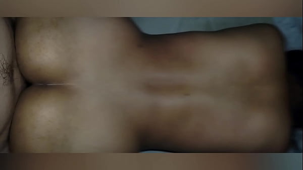 La brune aime être nue dans sa chambre !! Un demi-frère en chaleur se faufile dans la chambre de sa demi-soeur pendant qu'elle se repose !!! Je la baise fort et profondément en levrette !!