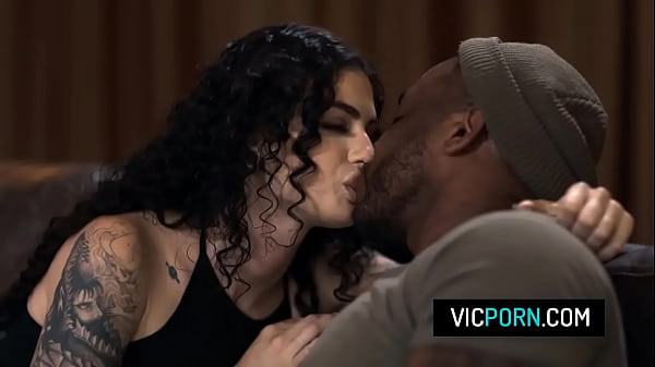 O garanhão negro pegou sua amiga Lydia Black se masturbando e ela pediu para ele foder sua buceta