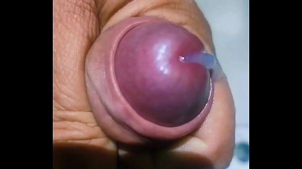 Un uomo è completamente nascosto nel lavandino del bagno ed eiacula