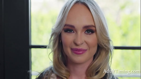 Der Blick des blonden Babes hält fest (Intimverkehr) -Lilly Bell | Erwachsenen-Timing