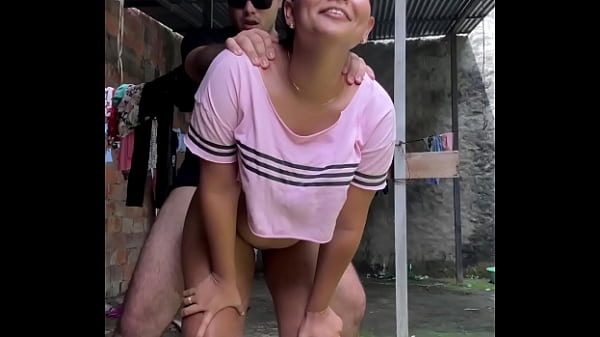 Vedo la vicina che fa esercizio mostrando il culo attraverso la porta