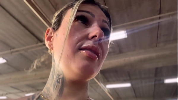 他们是在一家高档商店的试衣间里抓住我的吗？在 tes&atilde_o 给我的地方喷了很多次！