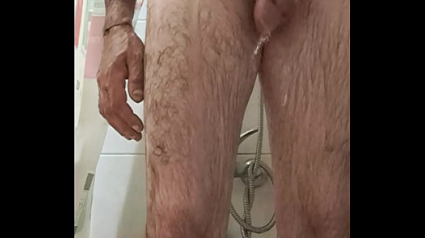 Mi faccio una doccia e mi arrapo, devo masturbarmi questo grosso cazzo fino a venire