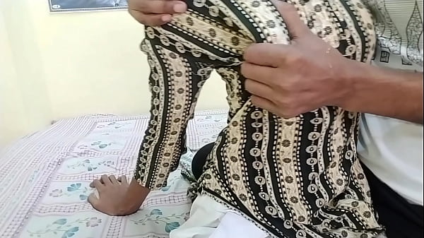 J'ai amené la fille vivant dans le village indien à la maison, j'ai beaucoup pressé ses seins et je l'ai baisée