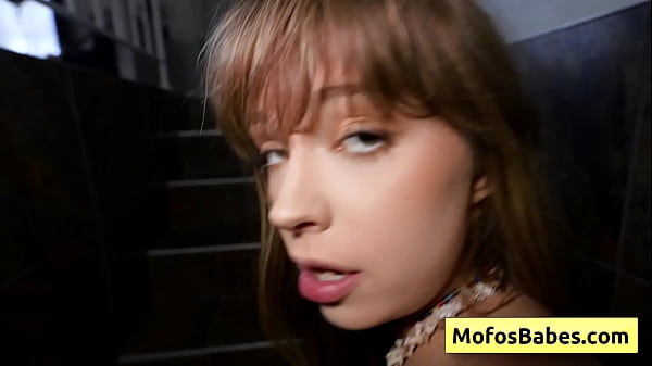 Adolescente bionda e sexy con un bel culo rotondo succhia un cazzo enorme come un professionista: Leila Cove, Charles Dera