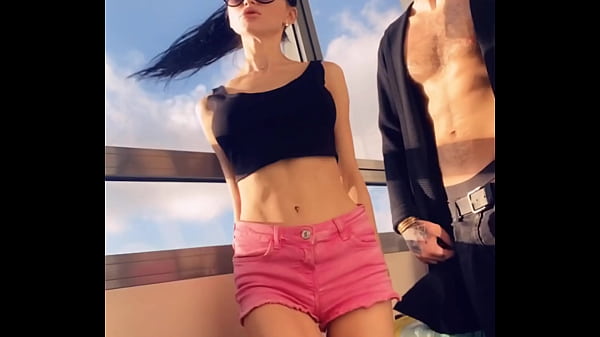 Der heiße Pornostar Sasha Rose tanzt einen sexy Striptease