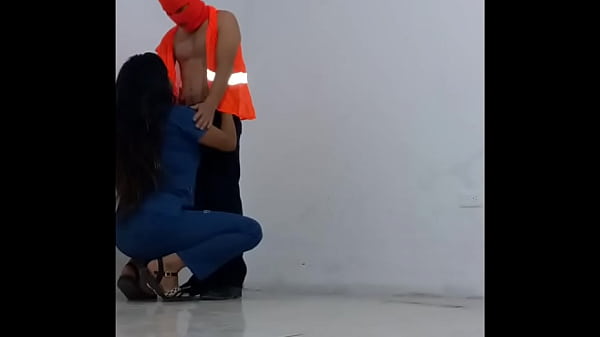 L'IMPIEGATA DELLE PULIZIE SI FA SEDUCARE DALL'INFERMIERA DELL'OSPEDALE E POI SI METTE IL PRESERVATIVO PER SCOPARLA COME UNA TROIA. SESSO IN PIEDI NEI CORRIDOI DEGLI UFFICI