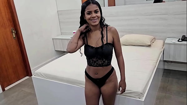 La primera vez en el porno de la morena Larissa Goulart dándole el culo a Jr Doidera que le dejó el coño todo corrido
