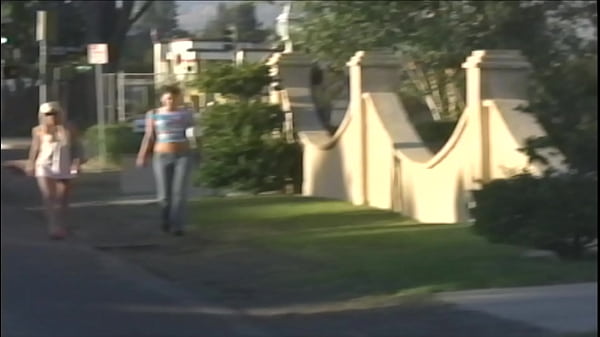 Christine ha una scena di sesso a tre con un'altra ragazza e cavalca il cazzo