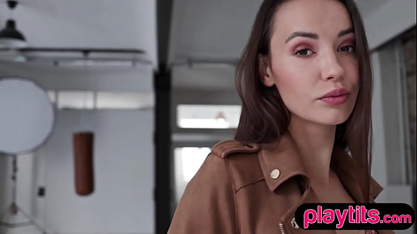 Una giovane ragazza sexy si esibisce