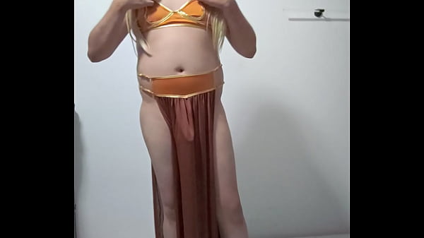 ग्रीक देवी के वेश में सजी क्लोसेट ट्रांसवेस्टाइट किसी ऐसे व्यक्ति की तलाश में है जो उससे उसका कौमार्य छीन ले, यदि आप रुचि रखते हैं तो ही संदेश भेजें सीडीएमएक्स और एडोमेक्स