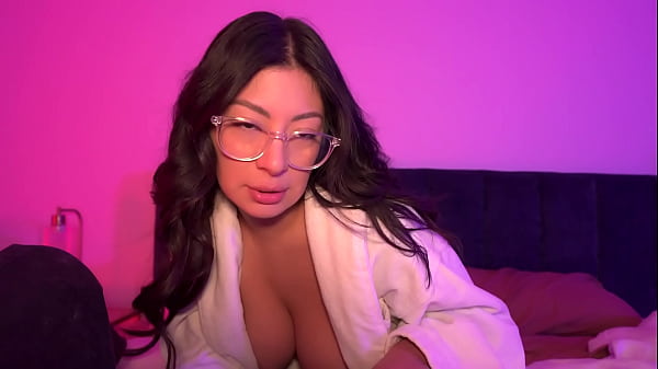 Der traurige Kerl bekommt eine WET PUSSY-Therapie von einer vollbusigen LATINA – Cami Strella