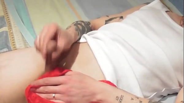 Me pilla mi hermanastra con sus bragas y ella termina la faena me corro en su boca.