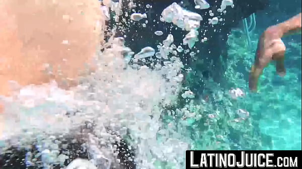 LatinoJuice.com - Damian &amp_ Dan Lopez - Insegnare a Dan Lopez inchiostrato a sopportare i miei colpi profondi dopo lo snorkeling